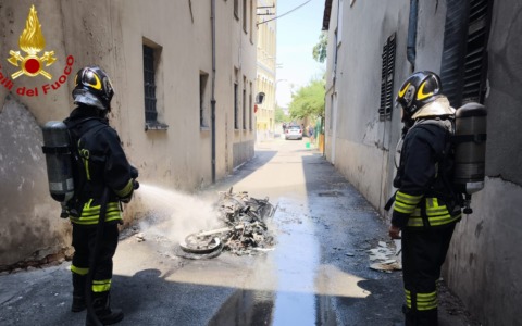 In fiamme una motocicletta a Ferragosto. Intervengono i Vigili del Fuoco
