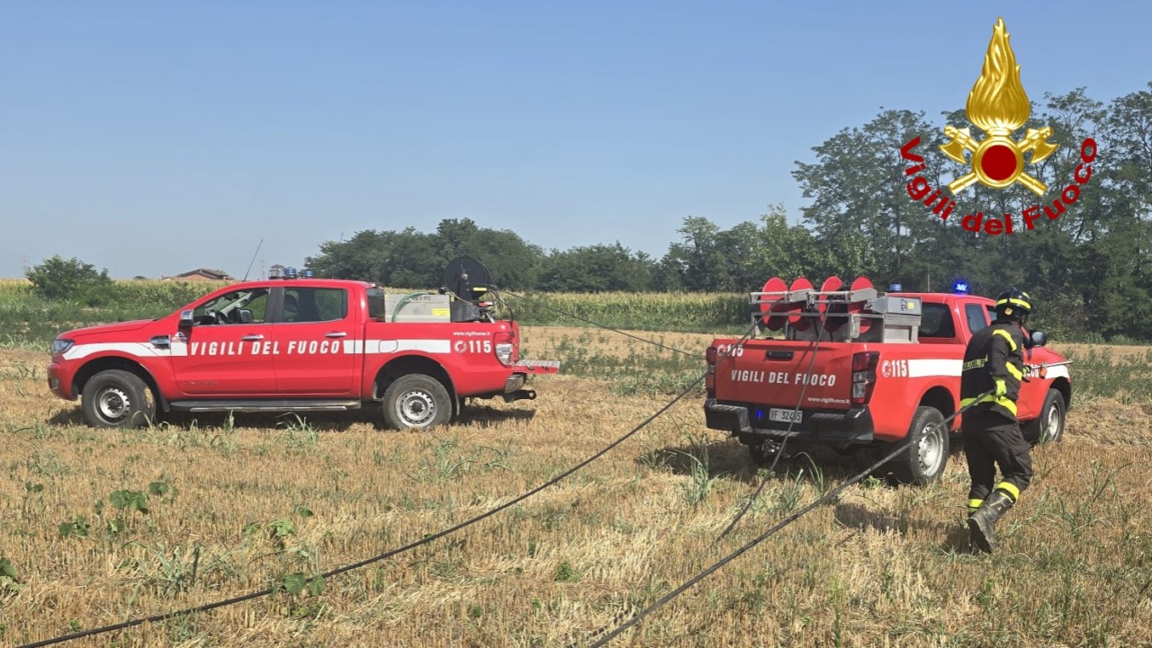Incendio legnaia ad Alice Castello: intervengono i Vigili del Fuoco