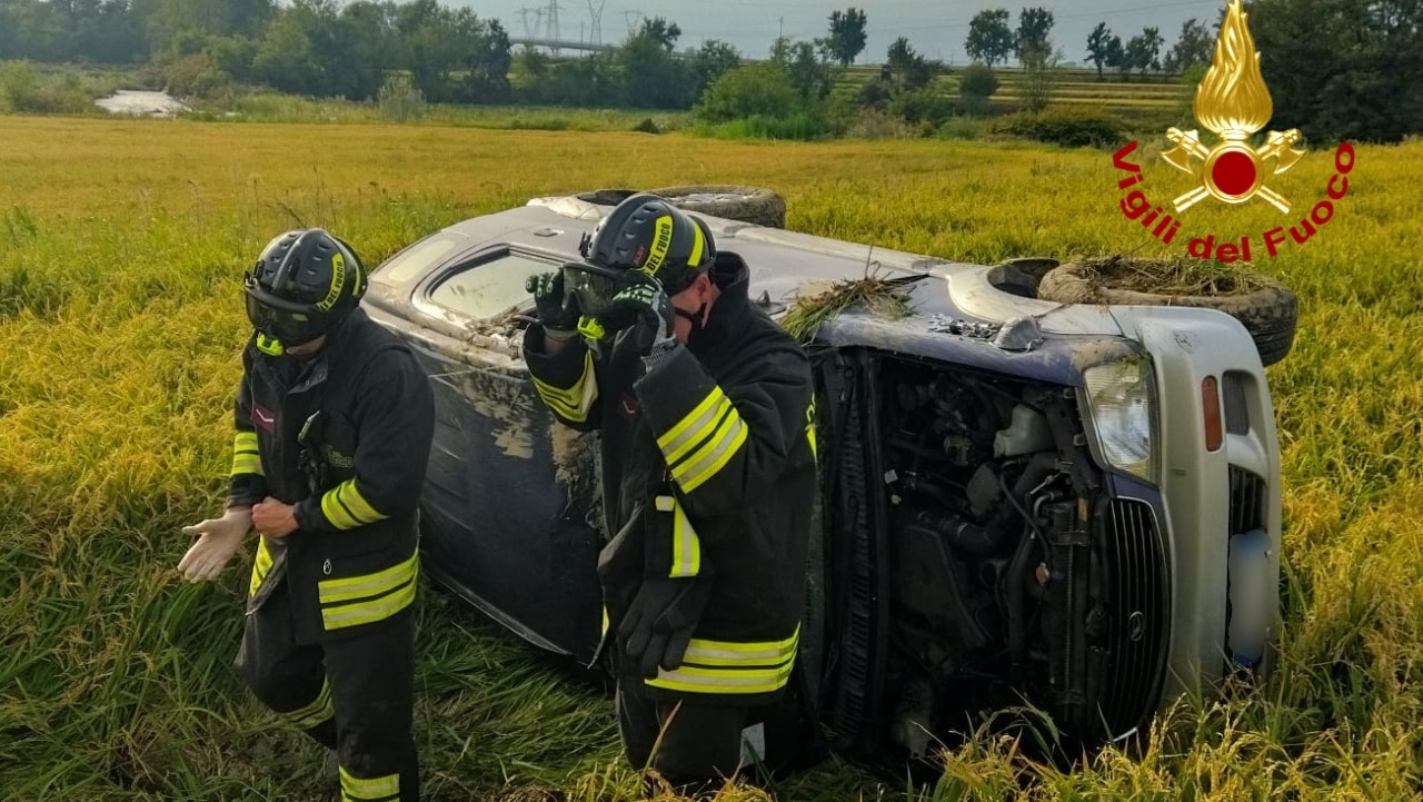 Automobilista si ribalta in risaia a Formigliana, l’intervento dei Vigili del Fuoco