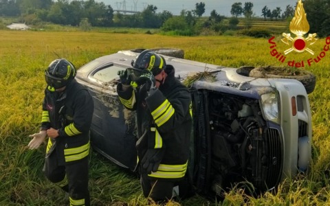 Automobilista si ribalta in risaia a Formigliana, l’intervento dei Vigili del Fuoco
