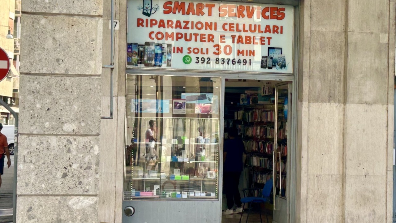Spaccata in pieno centro nella notte: razziati 60 cellulari in piazza Zumaglini da Smart Services