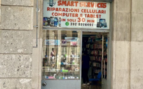 Spaccata in pieno centro nella notte: razziati 60 cellulari in piazza Zumaglini da Smart Services