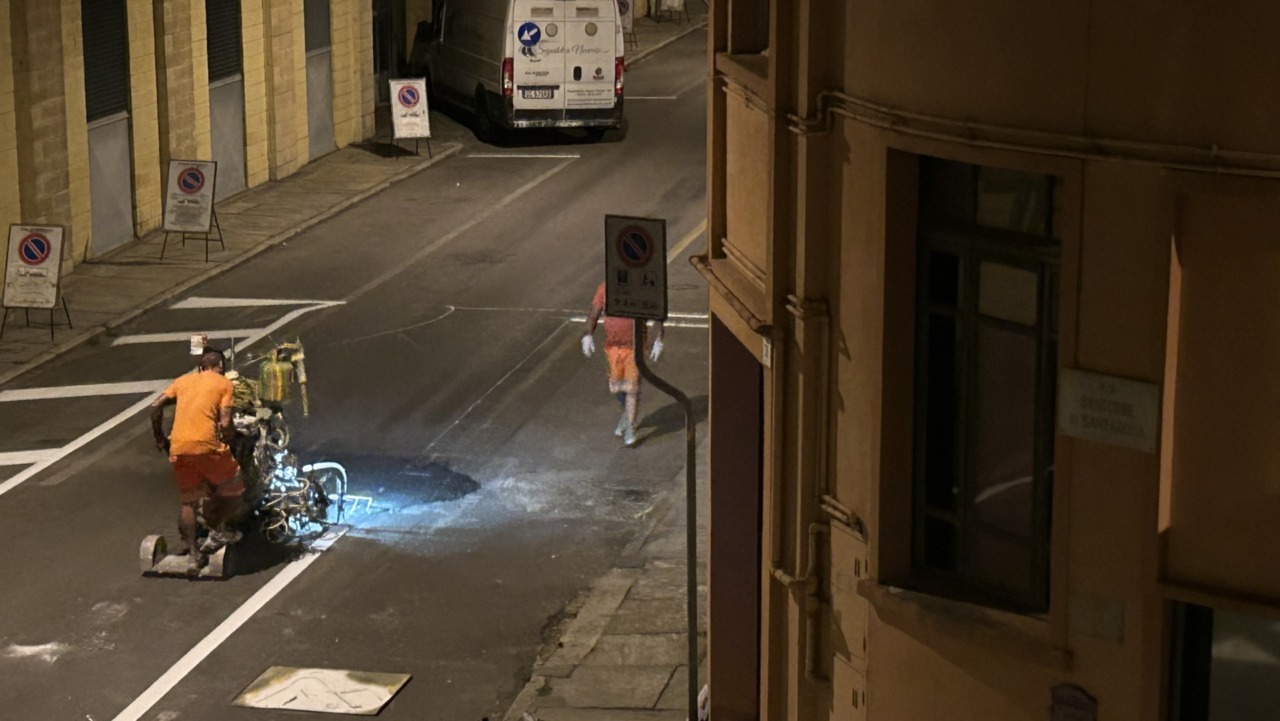 In via Quintino Sella si lavora di notte: ecco il ripristino di segnaletica orizzontale e parcheggi