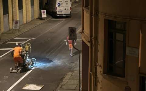 In via Quintino Sella si lavora di notte: ecco il ripristino di segnaletica orizzontale e parcheggi