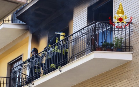 A fuoco una casa di Santhià: evacuati anche dei bambini (il video)