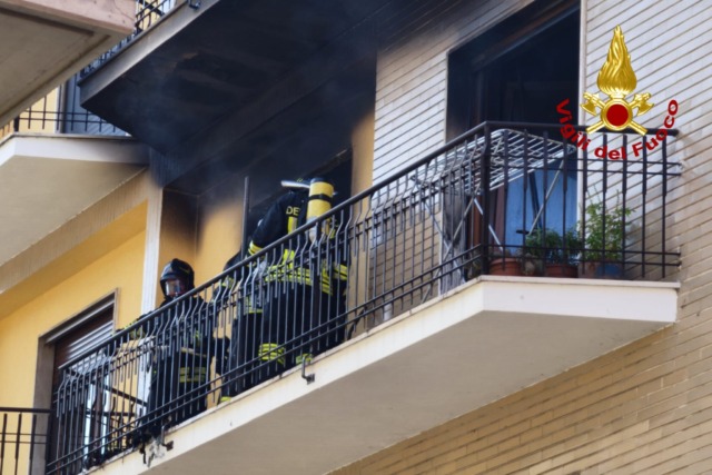 A fuoco una casa di Santhià: evacuati anche dei bambini (il video)