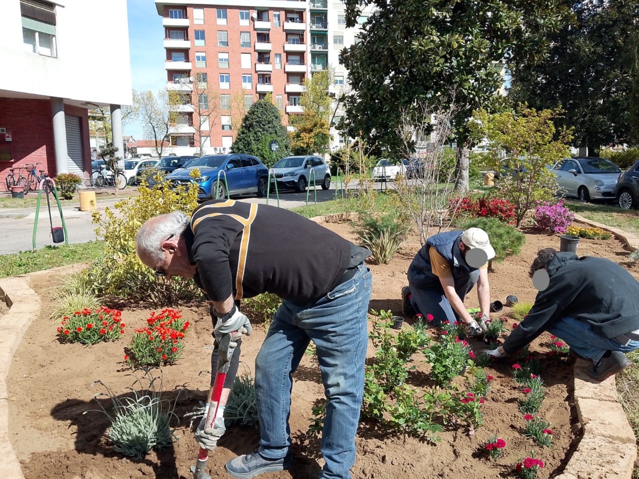 Giardinieri autistici all’opera nell’area verde dell’Ospedale grazie alla Borsa Lavoro Inclusiva dell’ASL