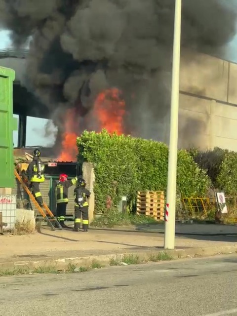 Incendio in atto in via Candido Sassone a Vercelli