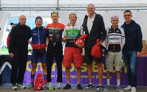 Velo Club: eccezionale exploit  di Massimo Bussa che poi viene premiato da Garzelli!