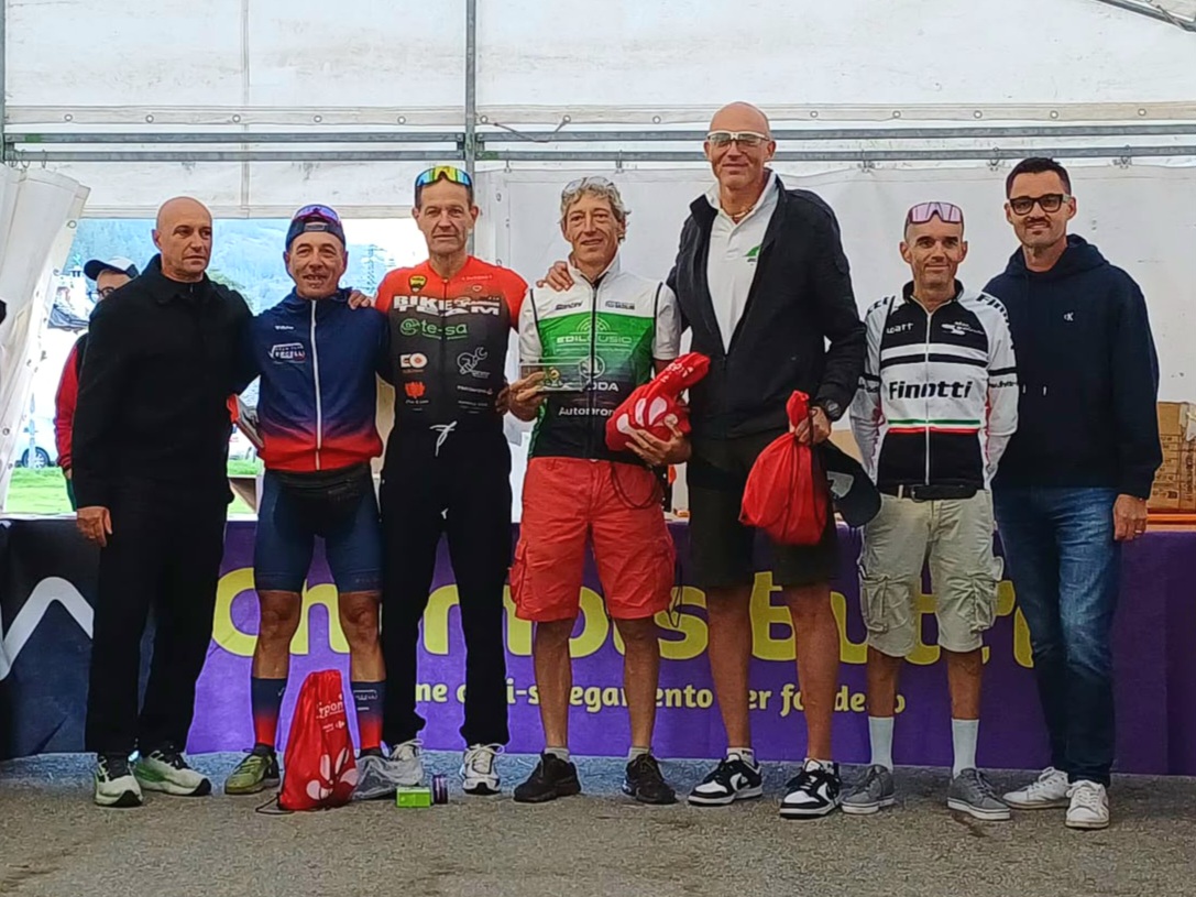 Velo Club: eccezionale exploit  di Massimo Bussa che poi viene premiato da Garzelli!