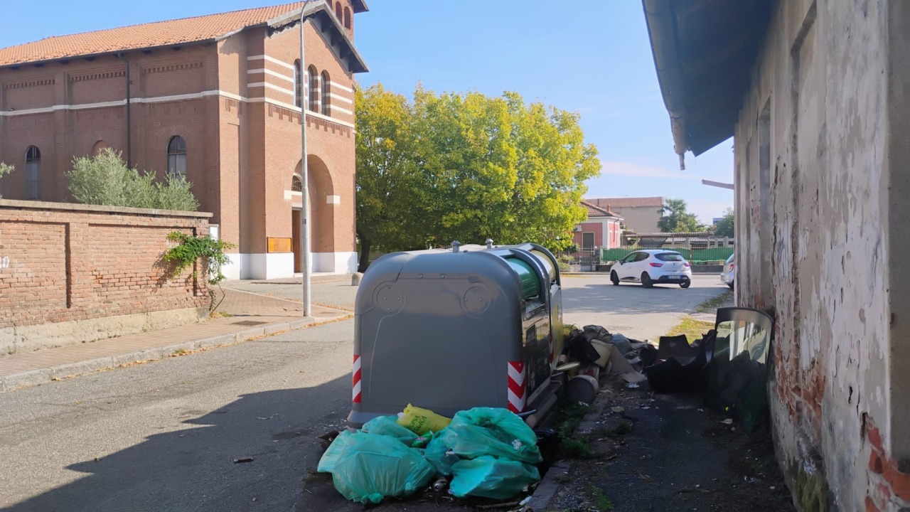 Vandali scatenati all’Isola: deturpata la zona della chiesa. Le foto dell’incredibile scempio