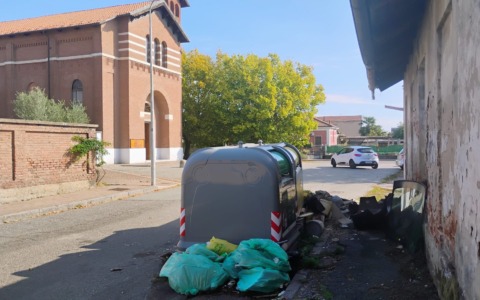 Vandali scatenati all’Isola: deturpata la zona della chiesa. Le foto dell’incredibile scempio