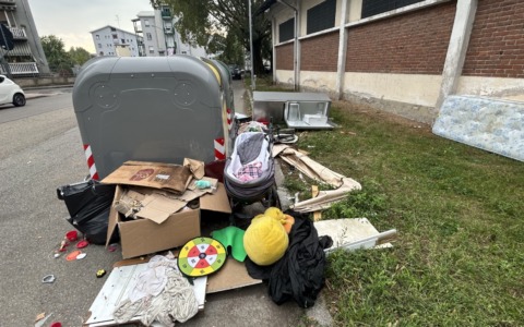 FOTOGALLERY – Aravecchia, che disastro! Rifiuti ovunque in via Natale Palli (e limitrofe)