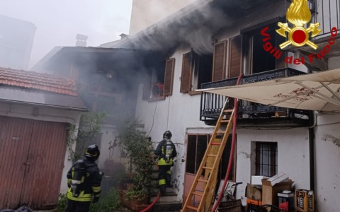 Casa in fiamme a Crescentino: l’intervento dei Vigili del Fuoco