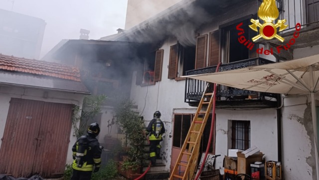 Casa in fiamme a Crescentino: l’intervento dei Vigili del Fuoco