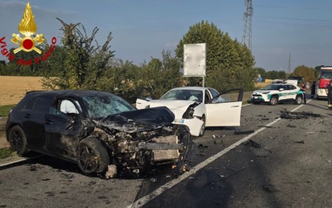 Grave incidente sulla Sp11: i Vigili del Fuoco estraggono una persona incastrata tra le lamiere