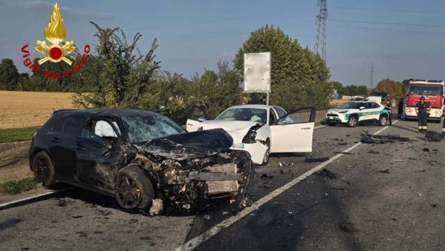 Grave incidente sulla Sp11: i Vigili del Fuoco estraggono una persona incastrata tra le lamiere