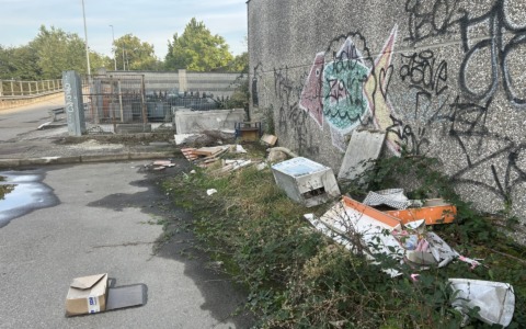 Rifiuti senza ritegno a bordo strada in fondo a corso Rigola