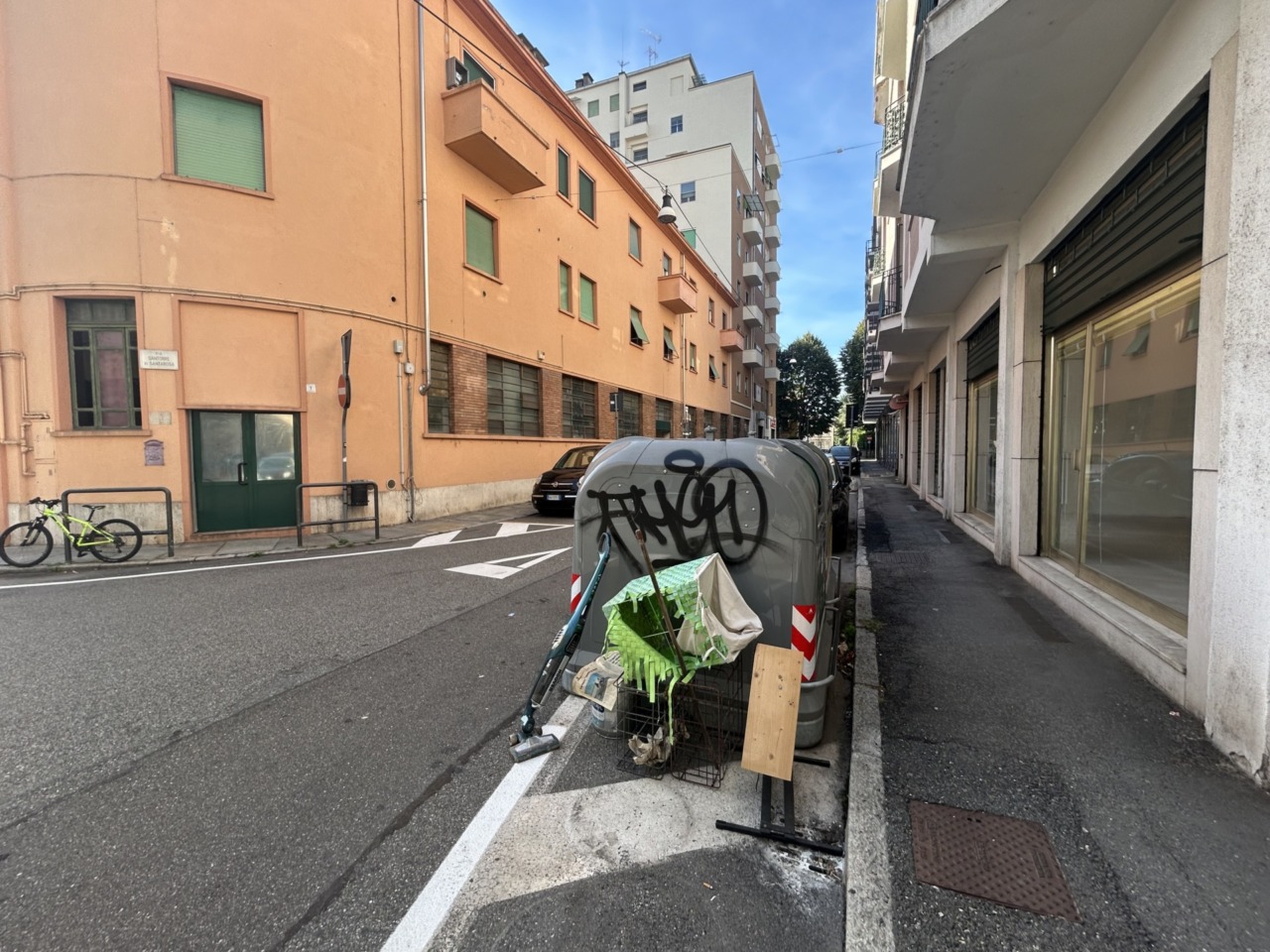 Via Santorre di Santarosa presa nuovamente di mira “dall’incivile che prima svuota le soffitte e poi…”