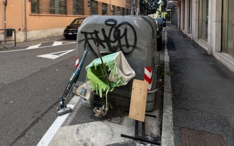 Via Santorre di Santarosa presa nuovamente di mira “dall’incivile che prima svuota le soffitte e poi…”
