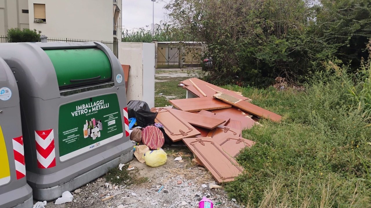 Ennesimo sfregio alla città: una stanza intera buttata in strada in via Siracusa