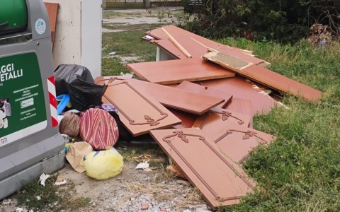 Ennesimo sfregio alla città: una stanza intera buttata in strada in via Siracusa