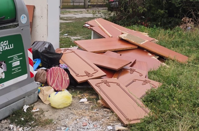 Ennesimo sfregio alla città: una stanza intera buttata in strada in via Siracusa