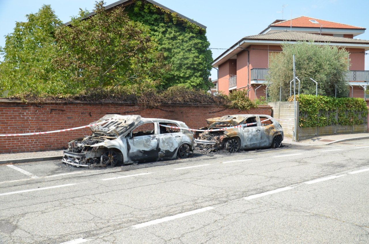 Auto dei carabinieri date alle fiamme a Cigliano, l’incendio è stato doloso: trovate tracce di accelerante
