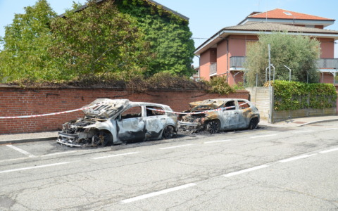 Auto dei carabinieri date alle fiamme a Cigliano, l’incendio è stato doloso: trovate tracce di accelerante