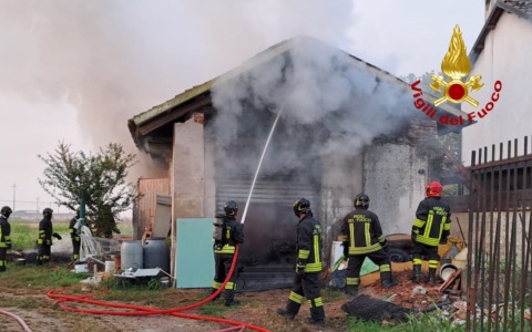 Incendio rimessa in frazione Strella, intervengono i Vigili del Fuoco