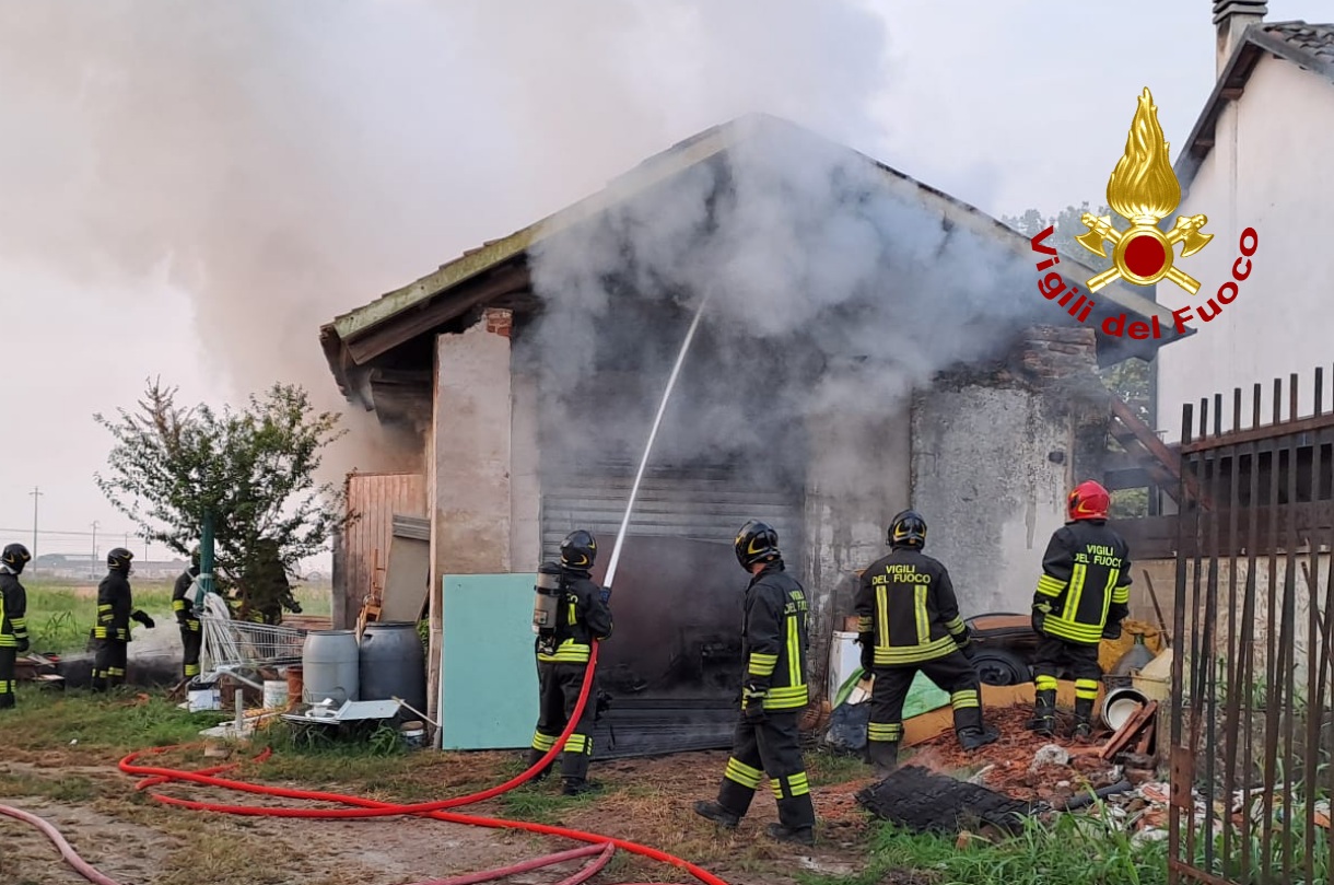 Incendio rimessa in frazione Strella, intervengono i Vigili del Fuoco