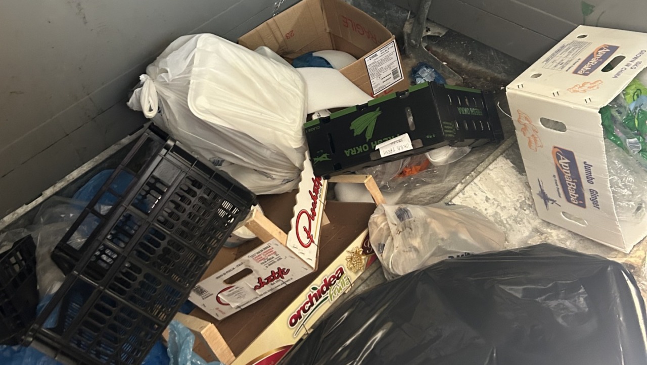 Ancora una volta gli incivili della raccolta NON differenziata: rifiuti di ogni genere dentro il raccoglitore della plastica