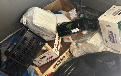 Ancora una volta gli incivili della raccolta NON differenziata: rifiuti di ogni genere dentro il raccoglitore della plastica