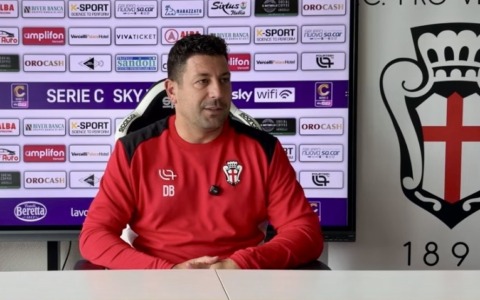 Pro Vercelli, arriva l’Ospitaletto. Bonera: «Dopo lo 0-5 col Lecco abbiamo subito voltato pagina. Sulle assenze…»