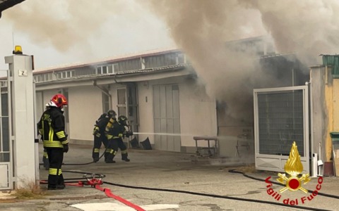 Incendio autorimessa a Caresanablot, l’intervento dei Vigili del Fuoco