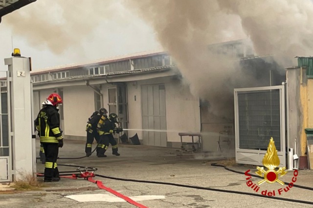 Incendio autorimessa a Caresanablot, l’intervento dei Vigili del Fuoco