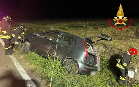 Automobilista finisce fuori strada tra Vercelli e Prarolo. Intervengono i Vigili dil Fuoco