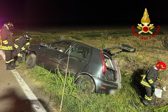Automobilista finisce fuori strada tra Vercelli e Prarolo. Intervengono i Vigili dil Fuoco