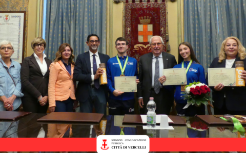 Bronzo europeo nel pattinaggio: il Comune di Vercelli premia Martina Michelone e Giulio Perucchini