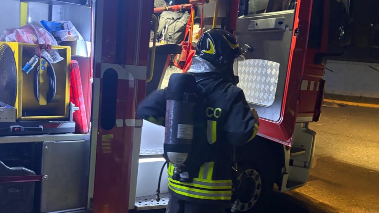 Materiale elettrico in fiamme a Caresanablot: intervengono i Vigili del Fuoco