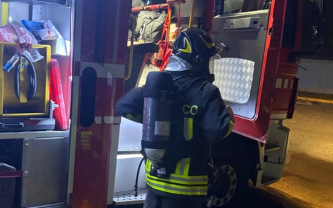 Materiale elettrico in fiamme a Caresanablot: intervengono i Vigili del Fuoco