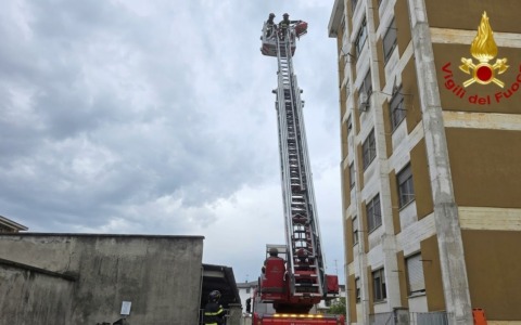 Allarme in corso Salamano: anziana soccorsa in casa e poi trasportata con l’ausilio dell’autoscala dei Vigili del Fuoco