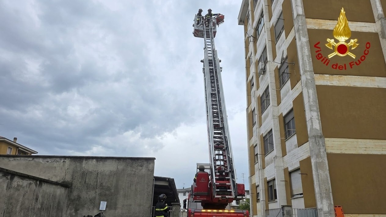 Allarme in corso Salamano: anziana soccorsa in casa e poi trasportata con l’ausilio dell’autoscala dei Vigili del Fuoco