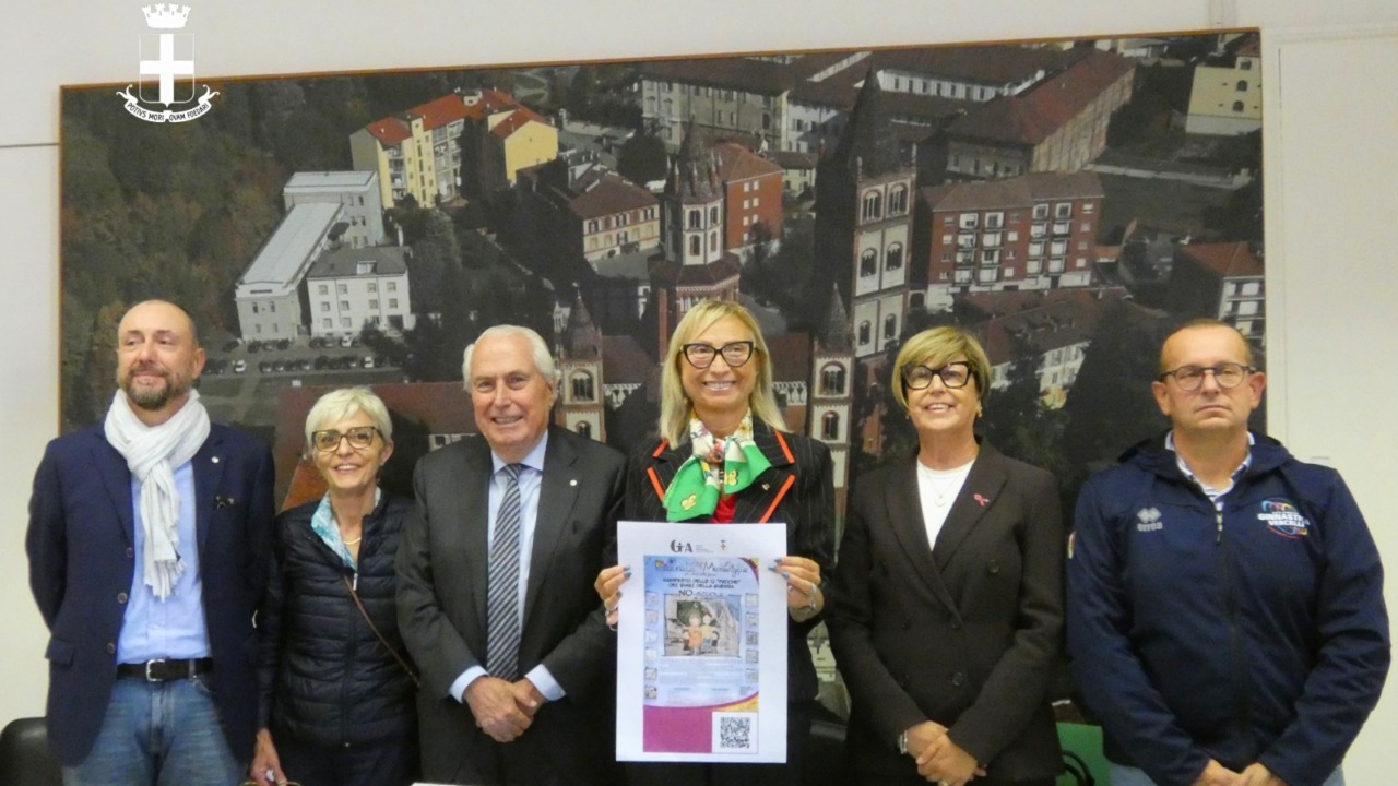 Giornata della Meraviglia, facciata del Comune illuminata di amaranto per i Bimbi della guerra
