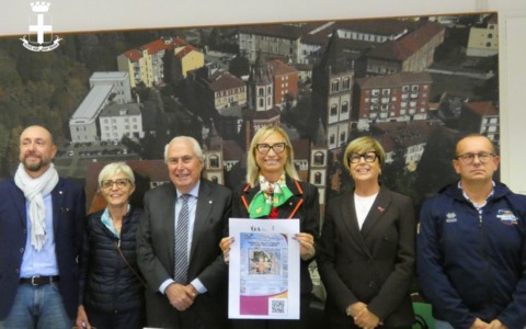 Giornata della Meraviglia, facciata del Comune illuminata di amaranto per i Bimbi della guerra