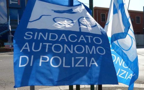 Sindacato di Polizia di Vercelli durissimo sugli scontri di Torino: «Subito arresti e pene severissime»