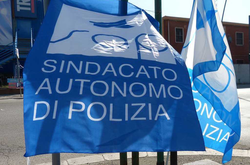 Sindacato di Polizia di Vercelli durissimo sugli scontri di Torino: «Subito arresti e pene severissime»